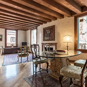  Apartment La Fenice Double Canal View Italy